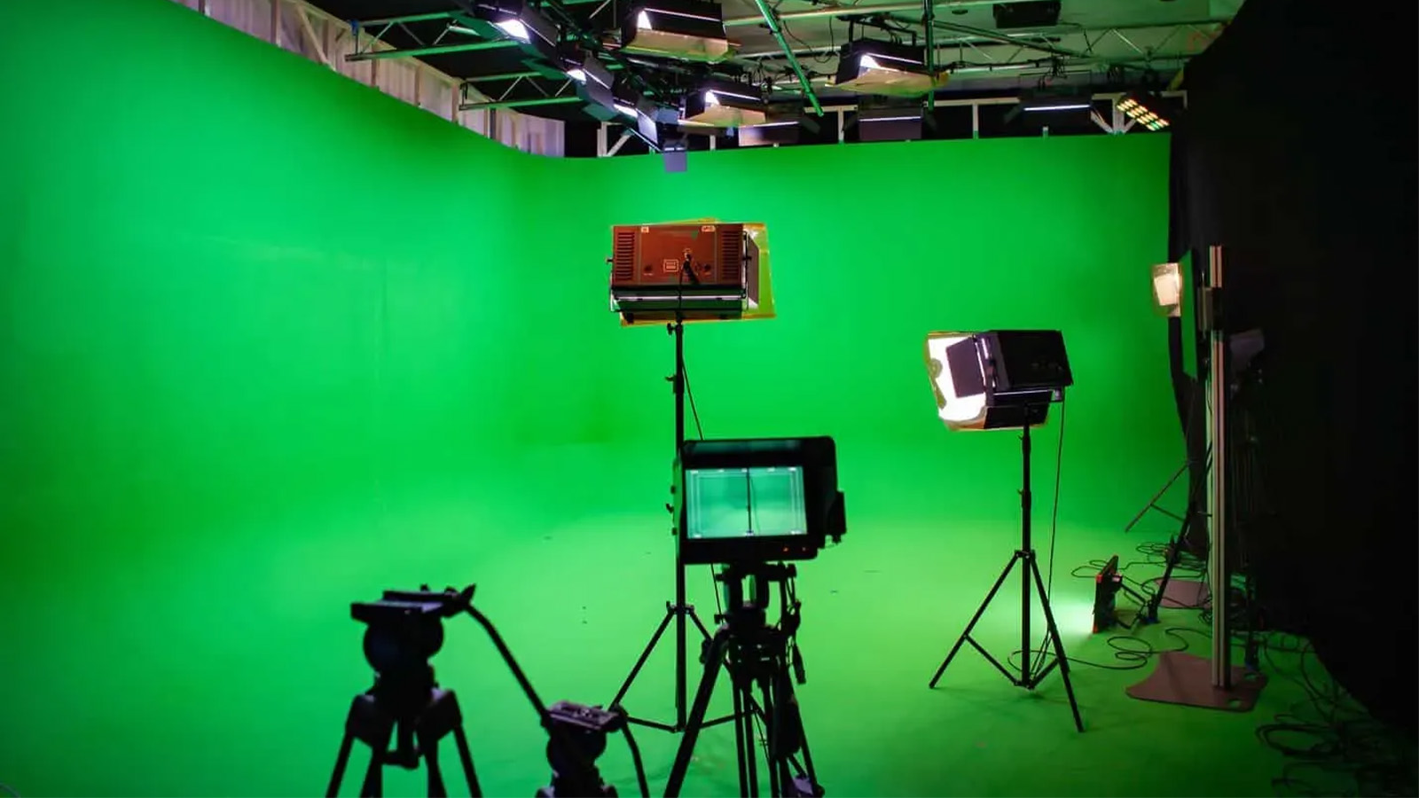 مقایسه پایههای نور و پرده سبز