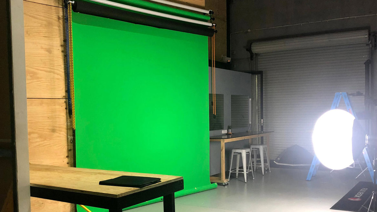 پرده سبز و فون عکاسی برای تولید محتوای حرفهای