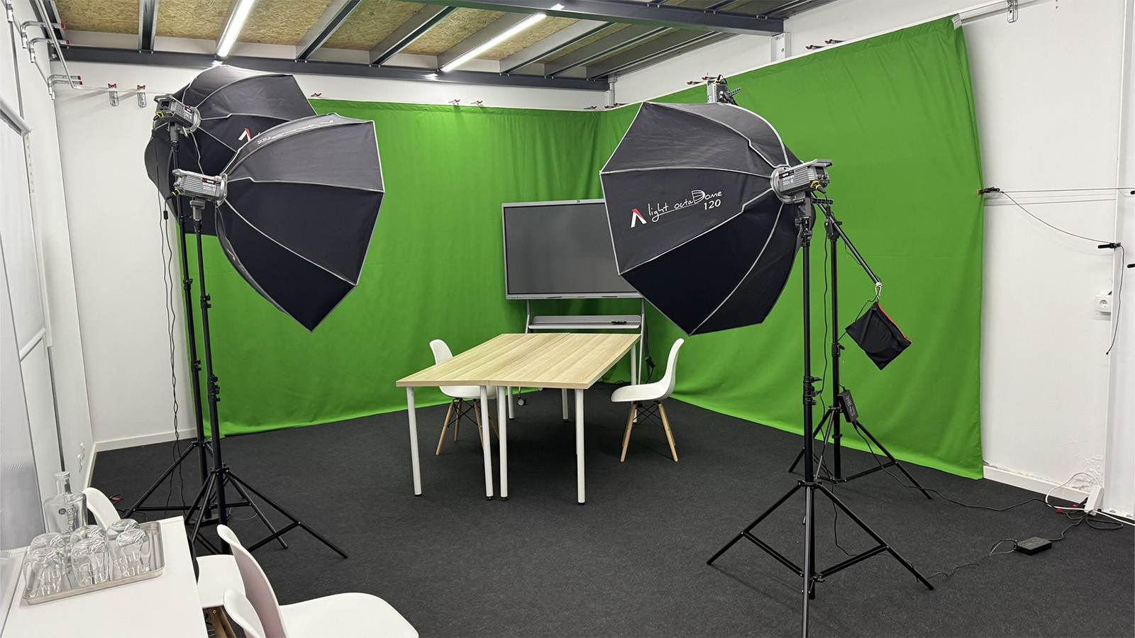 انتخاب پایه نور و پرده سبز مناسب